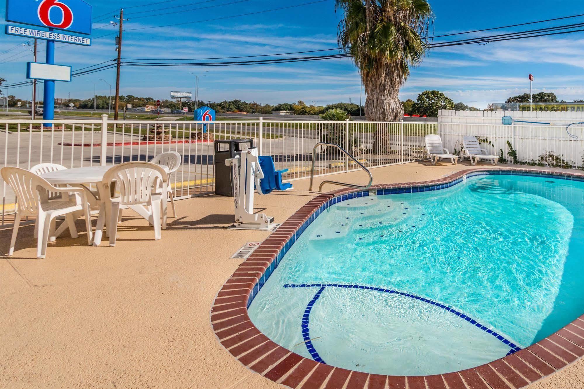 Motel 6-San Marcos, Tx - North ภายนอก รูปภาพ